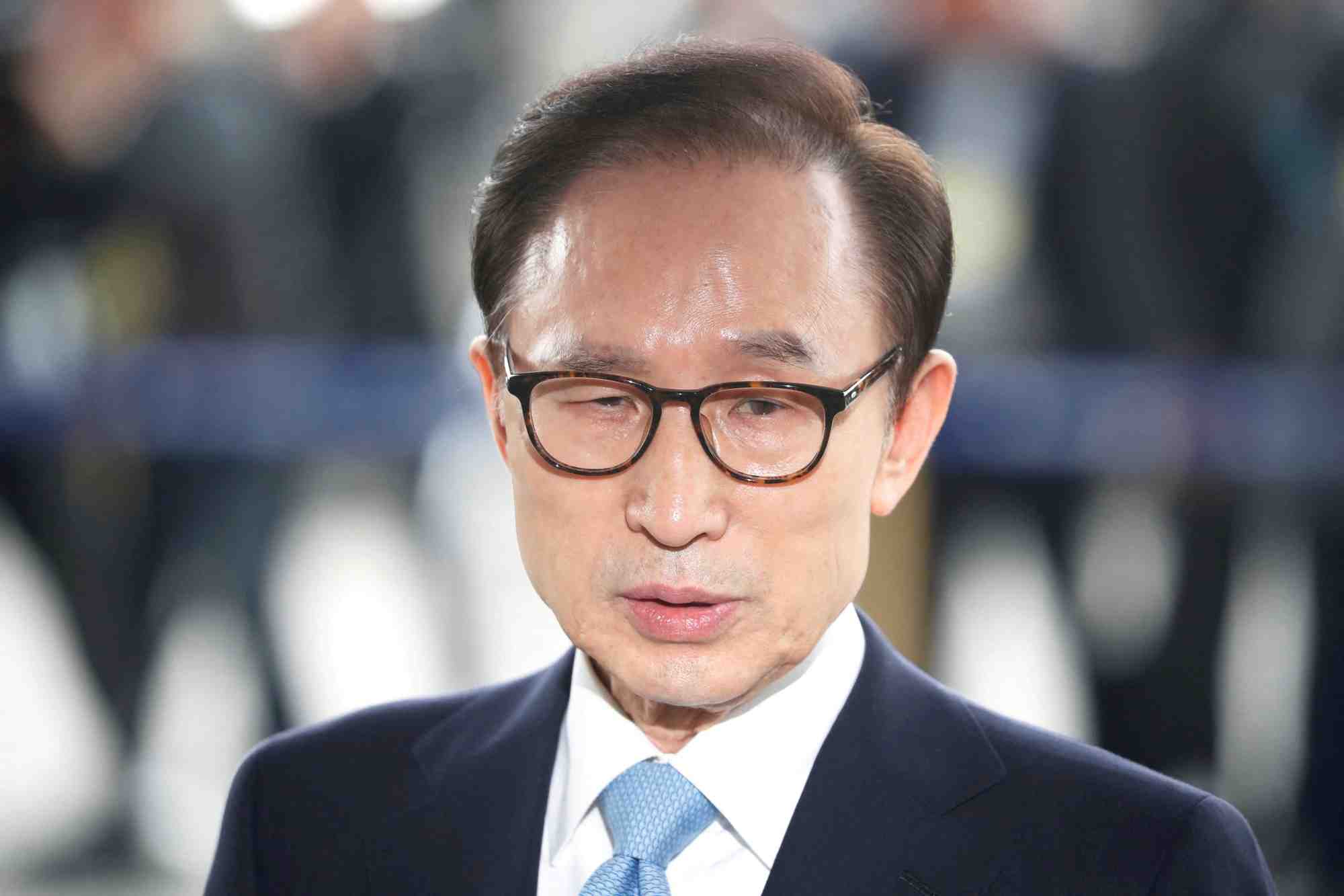 Photo d'archives de l'ancien president sud-coreen lee myung-bak arrivant au bureau des procureurs a seoul