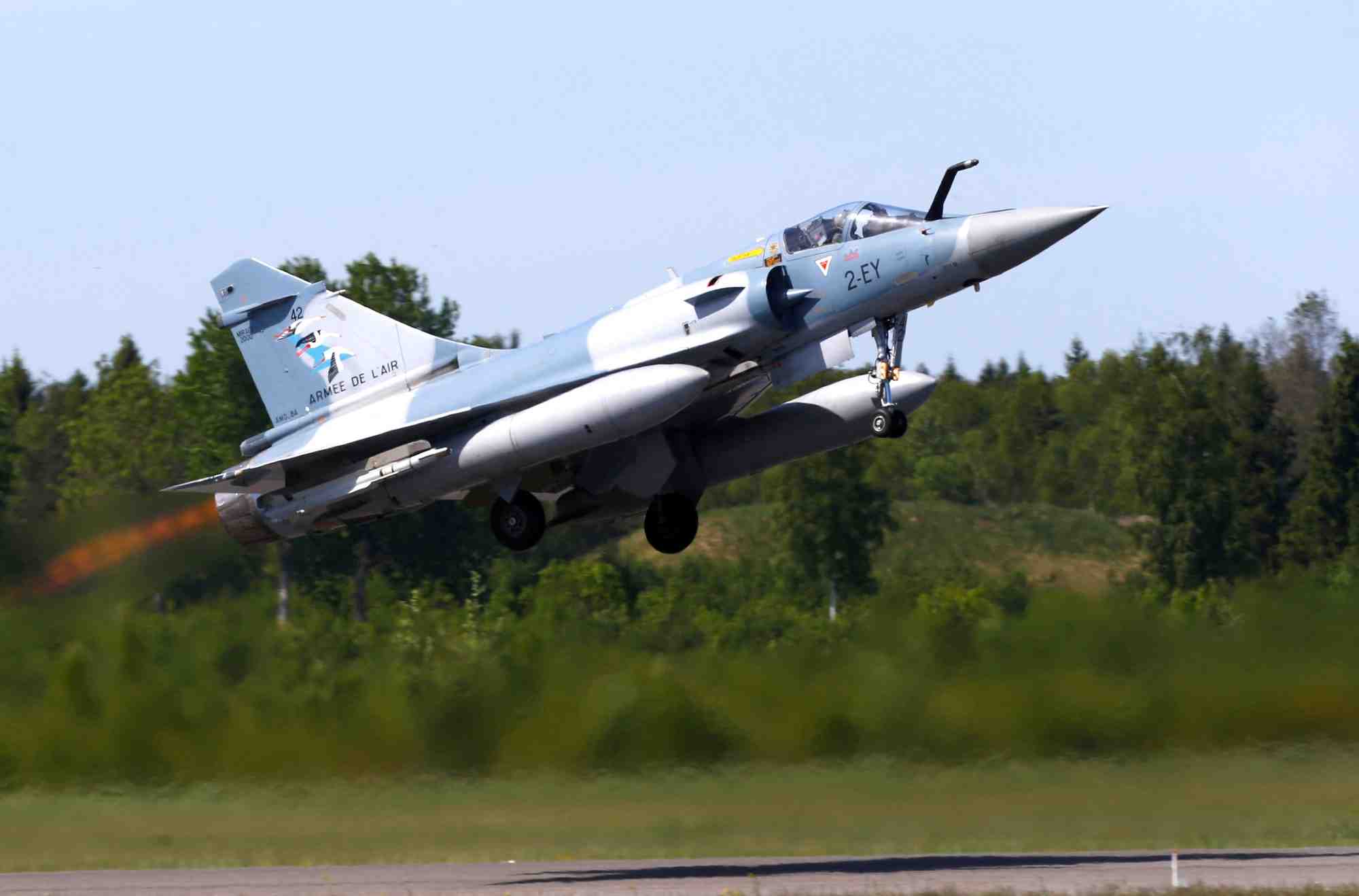 Photo d'archives: l'avion de combat mirage 2000-5 de l'armee de l'air francaise decolle lors de la mission de police aerienne de l'otan dans la base aerienne militaire d'amari