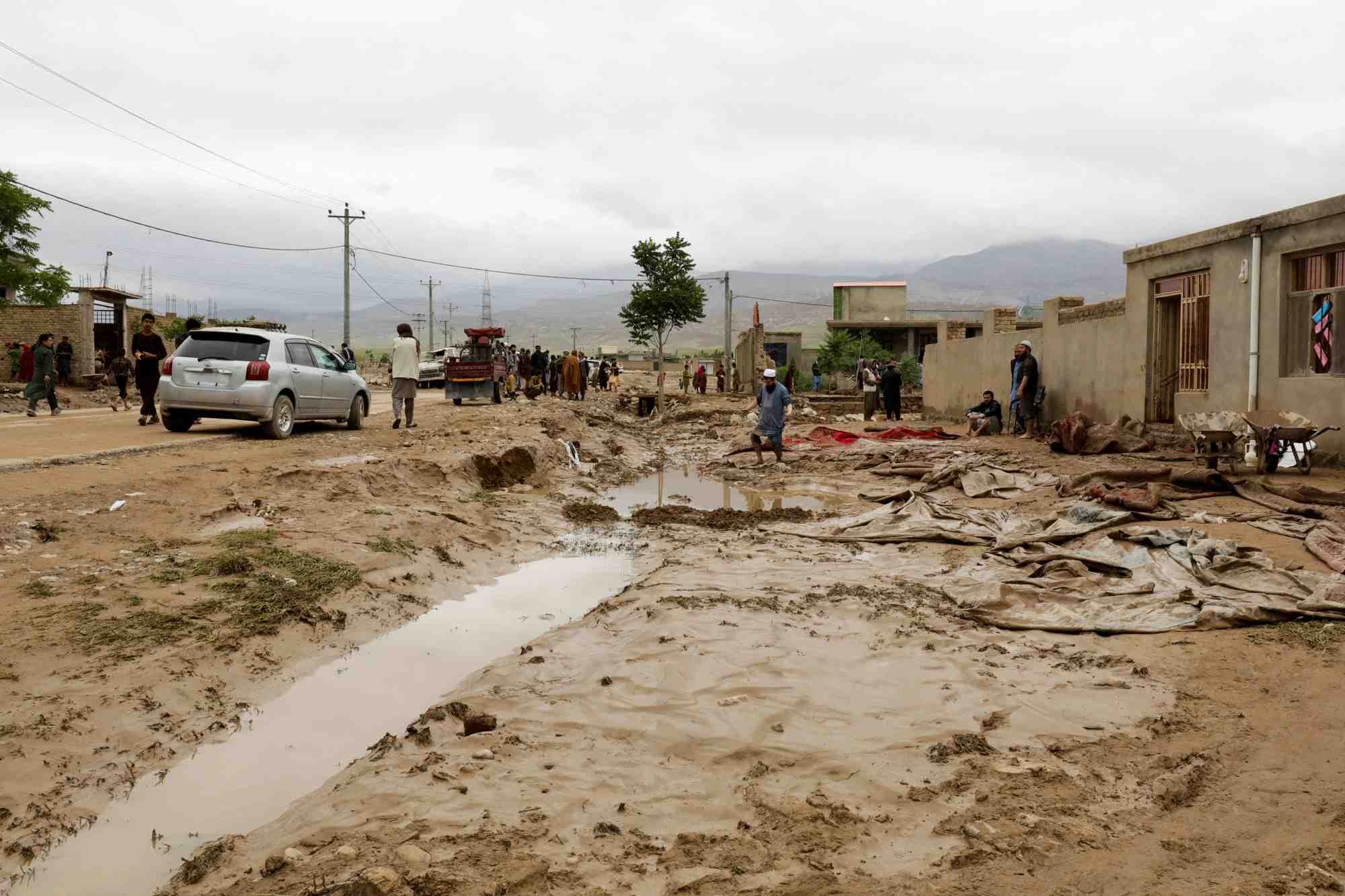 Des personnes reparent les degats causes par des inondations suite a de fortes pluies dans la province de baghlan
