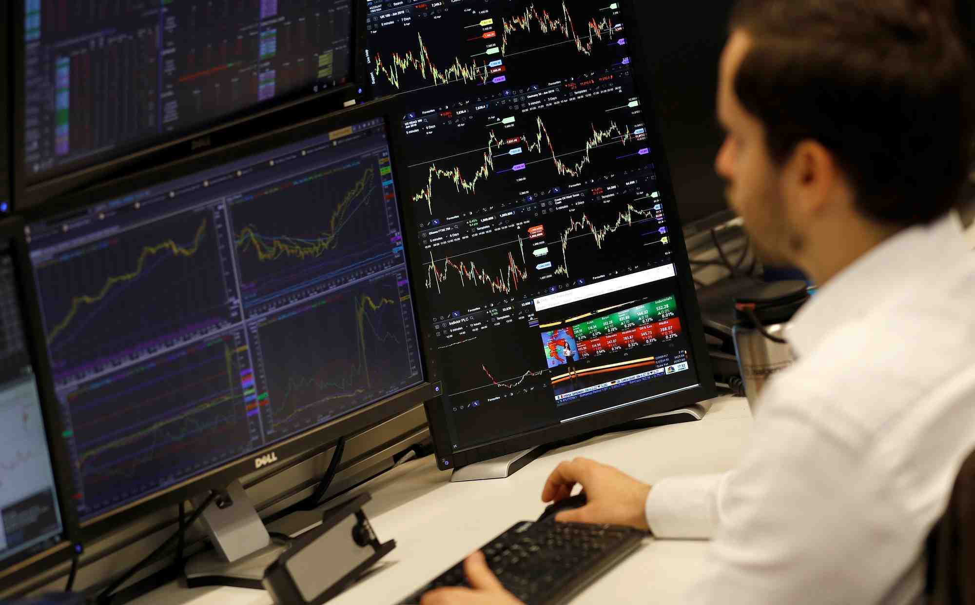 Un trader travaille chez cmc markets, a londres