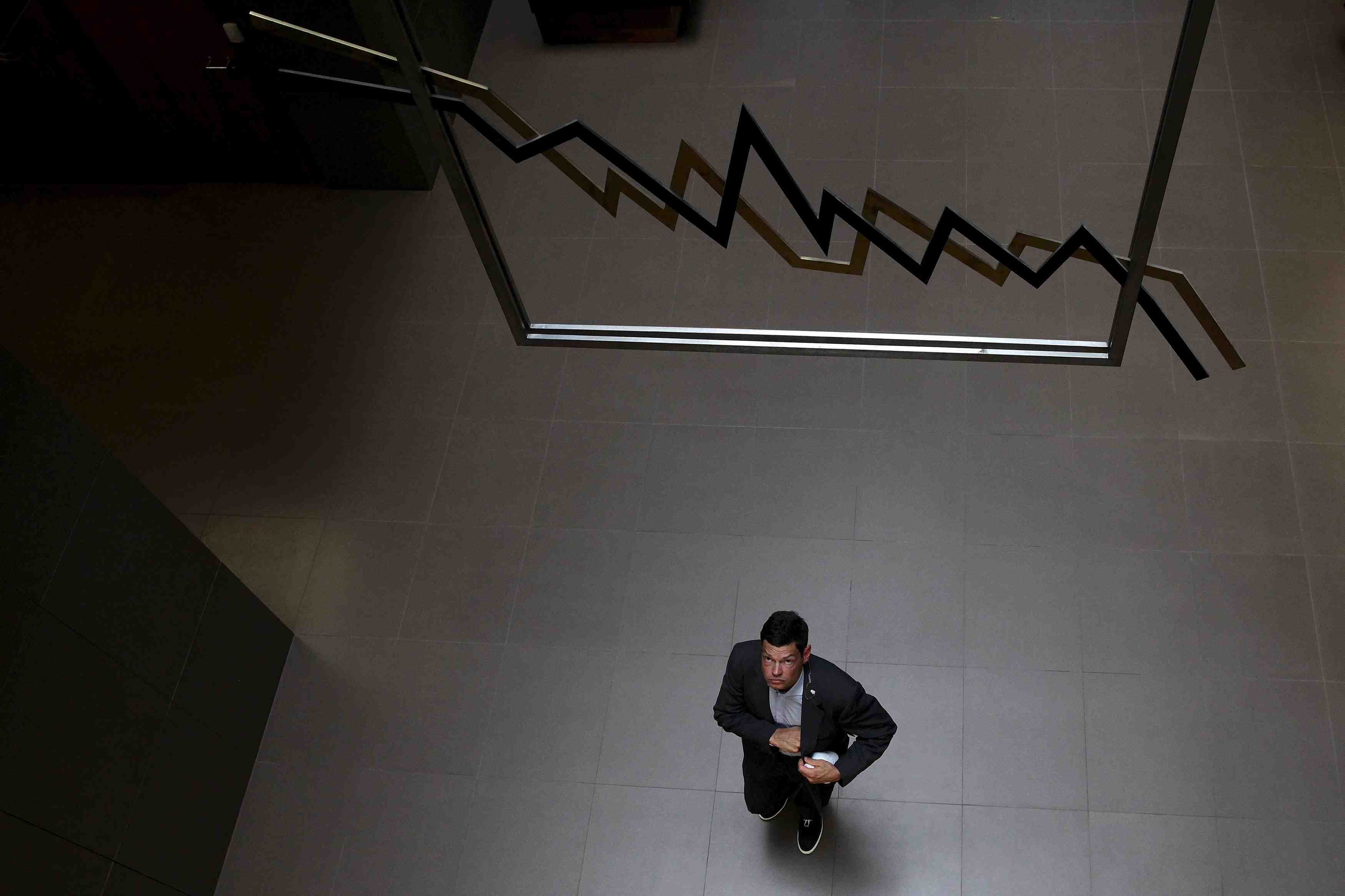 La bourse d'athenes perd 4%, les banques plongent