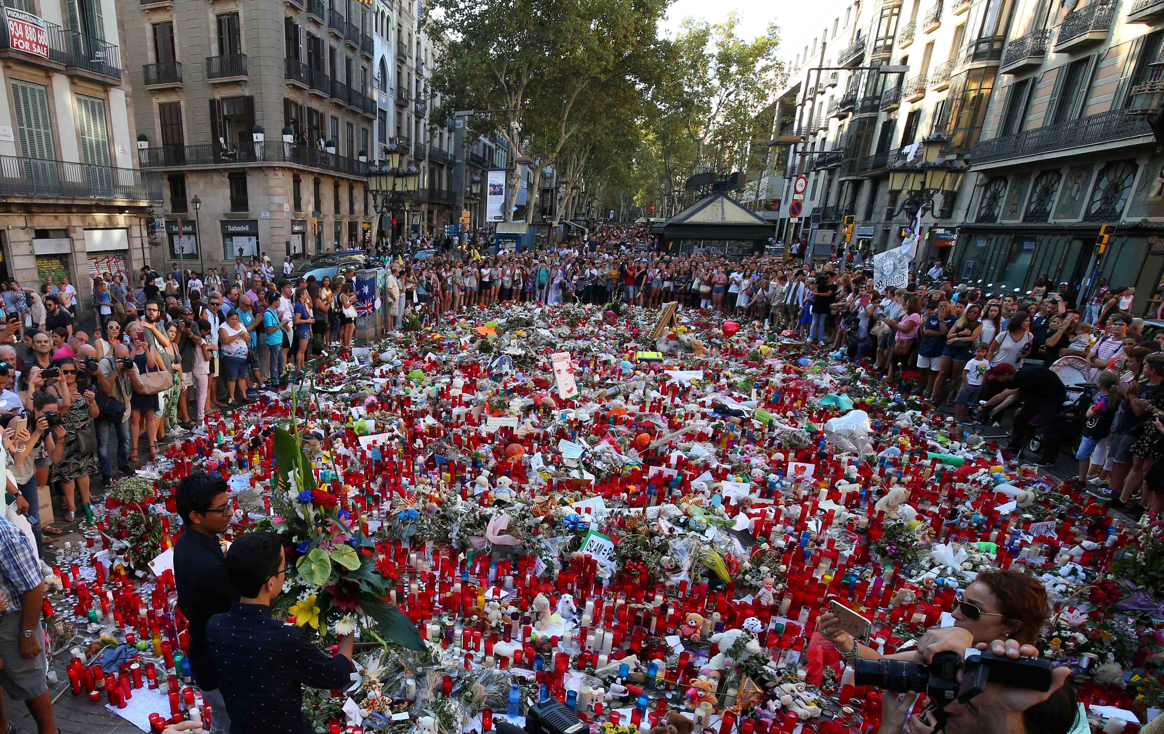 Catalogne: une blessee decede, bilan des attentats porte a 16 tues