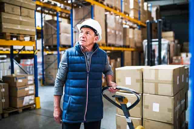 Les seniors encore en emploi sont pénalisés du fait de leur âge : selon l'institut Montaigne, 85% d'entre eux n'ont plus de promotion, et 79% n'ont plus d'augmentation individuelle. Dans les sondages, le sentiment de discrimination vis-à-vis des plus de 50 ans dépasse celui concernant les femmes et les personnes d'origine immigrée.