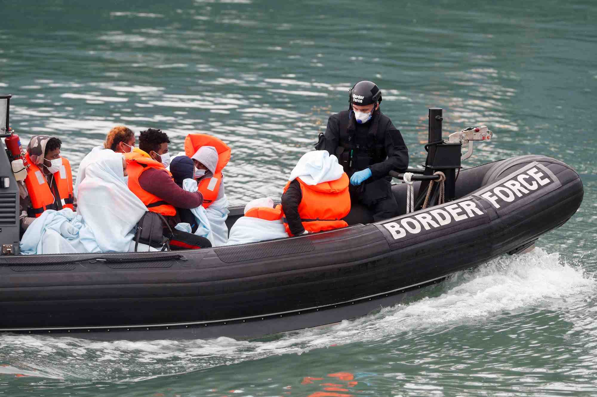 Nombre record de migrants arrives en grande-bretagne par bateau en une seule journee