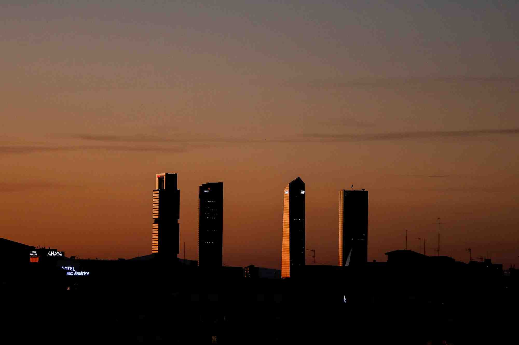 Vue du coucher du soleil a madrid, espagne