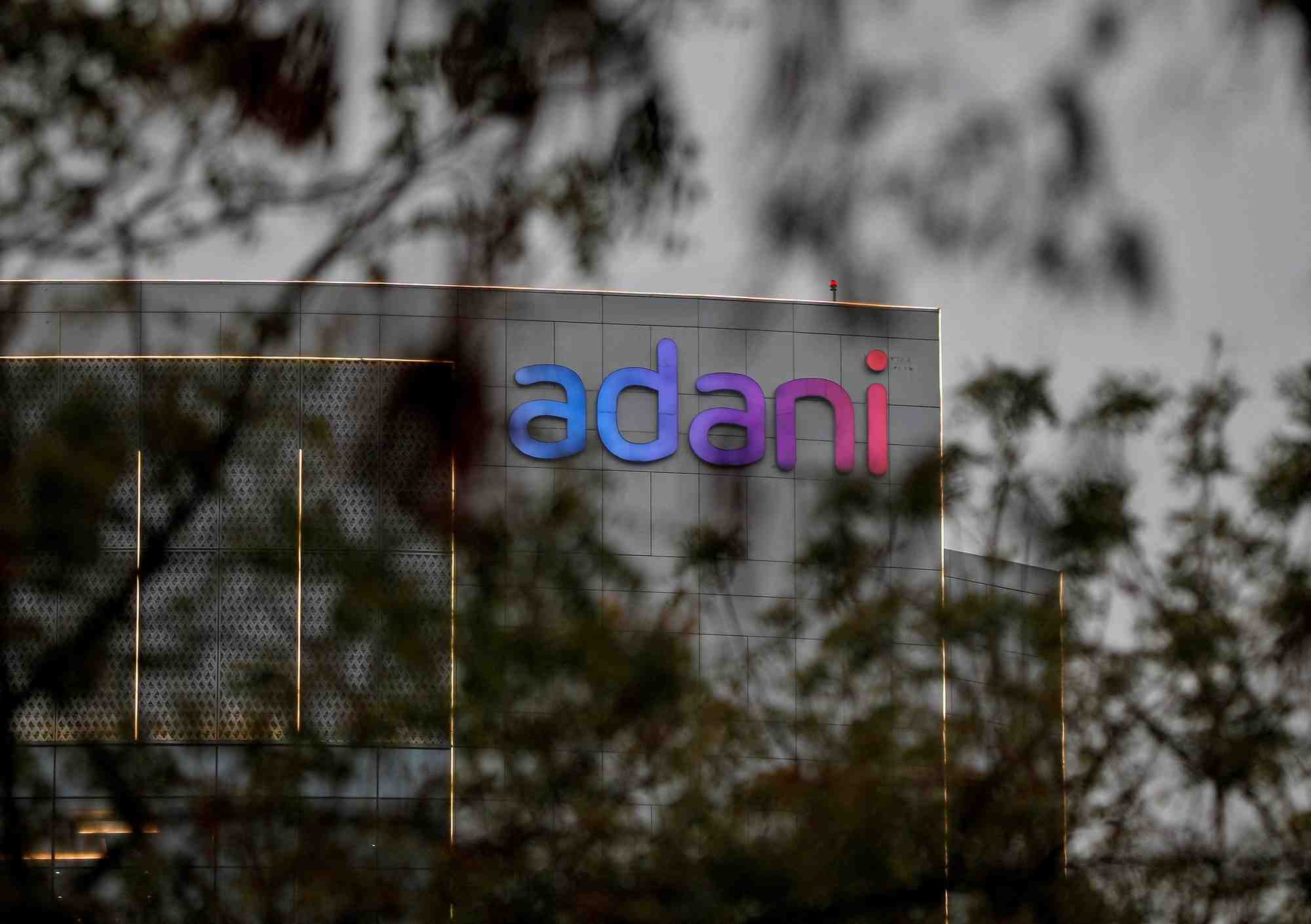 Le logo du groupe adani est visible sur la facade de son siege social a la peripherie d'ahmedabad