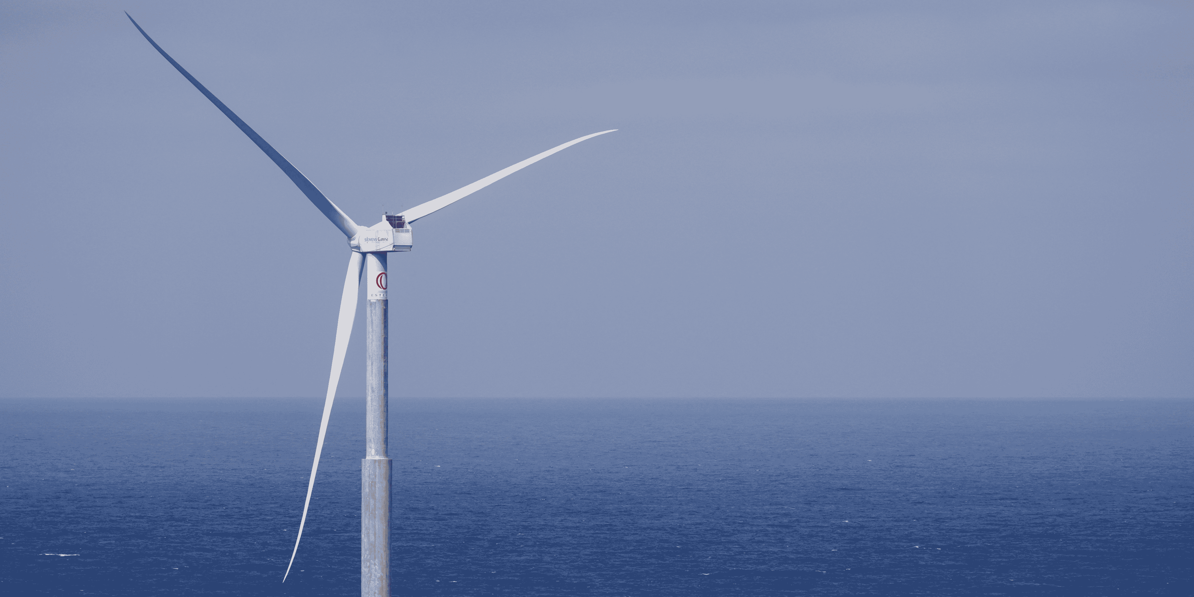 Une eolienne de siemens gamesa vue de la cote de telde sur l'ile de grande canarie