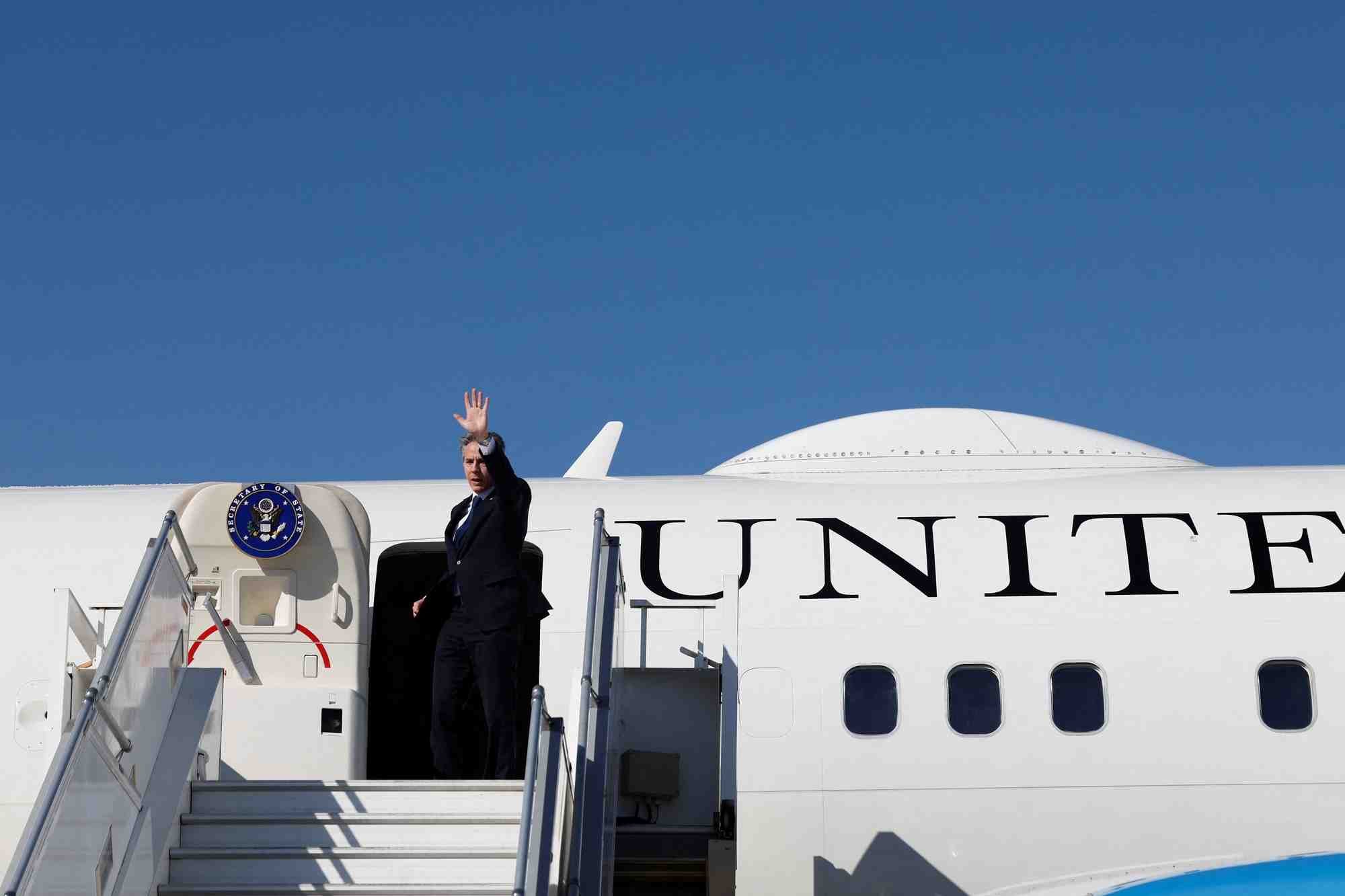 Le secretaire d'etat americain antony blinken monte a bord d'un avion a amman, en jordanie