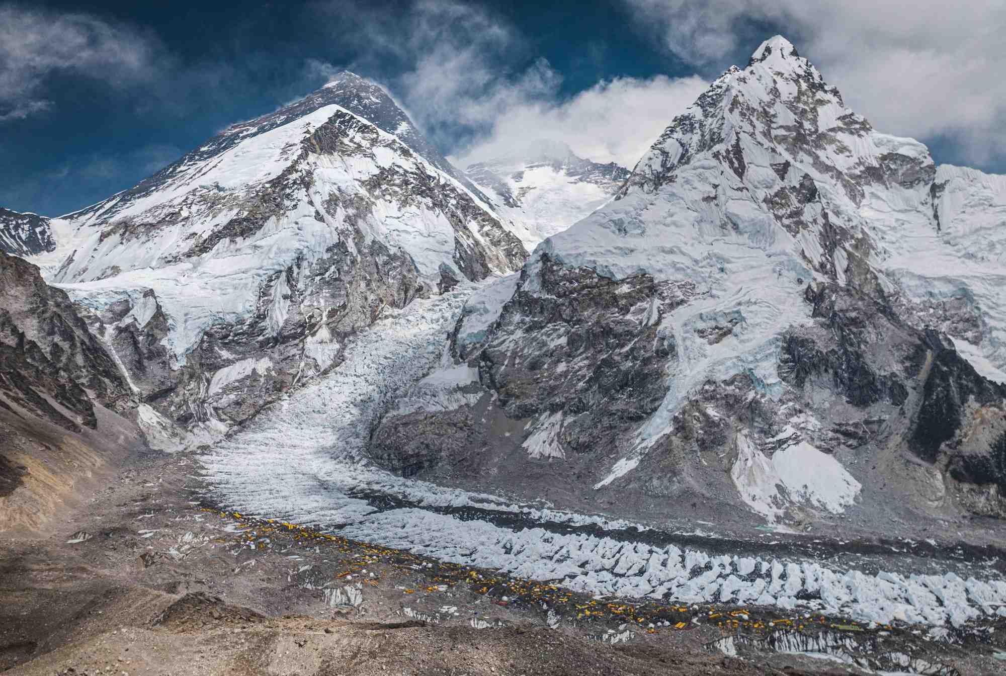 Vue du mont everest, du glacier de khumbu et du camp de base au nepal