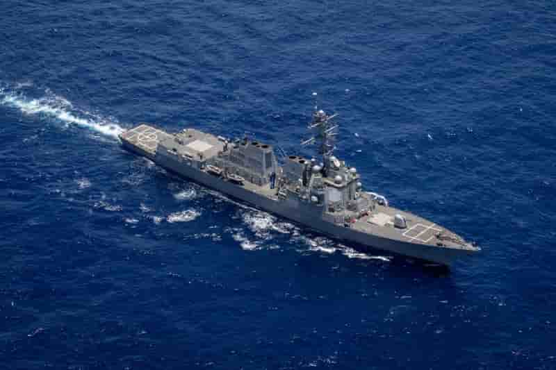 Le destroyer americain uss dewey, traverse l'ocean pacifique