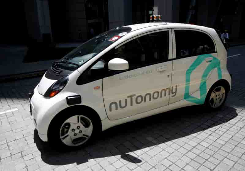 Un taxi sans chauffeur dans les rues de singapour