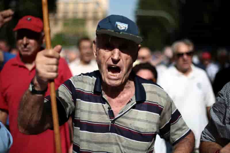 Des retraites manifestent a athenes contre l’austerite