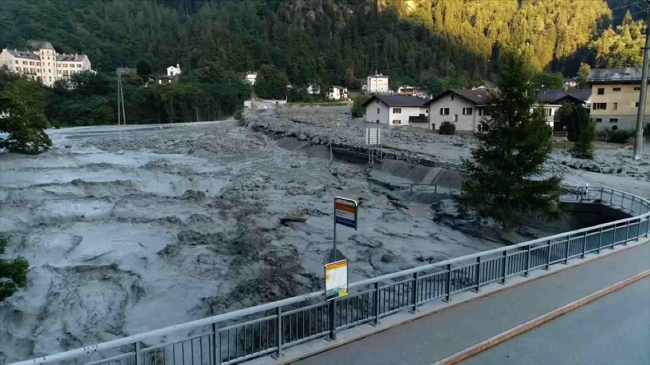 Quatorze disparus apres un glissement de terrain en suisse