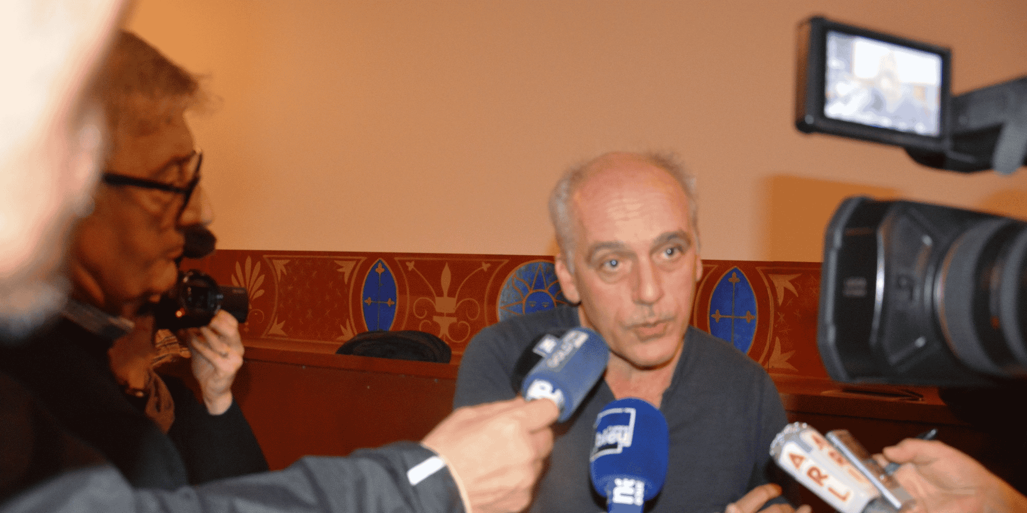Philippe Poutou lors de l'annonce de sa candidature avec la liste Bordeaux en luttes, au cinéma Utopia à Bordeaux.
