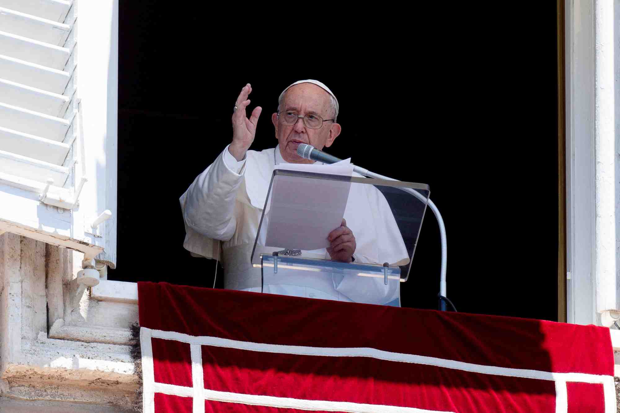 Le pape critique la cruaute des forces russes, questionne l'origine du conflit