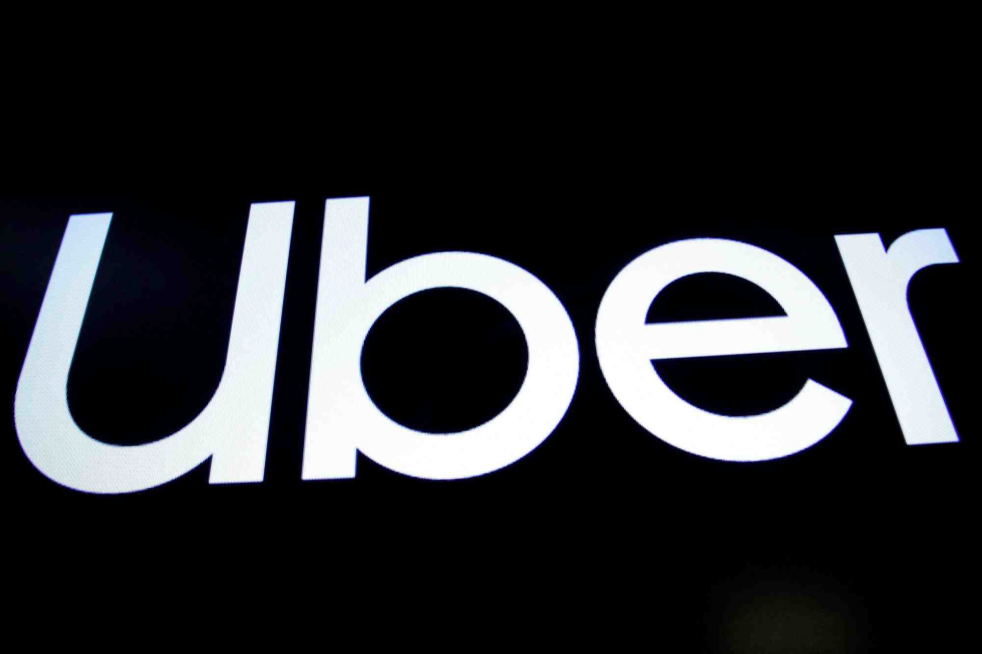 Un ecran affiche le logo de la societe uber technologies inc. le jour de son introduction en bourse a new york