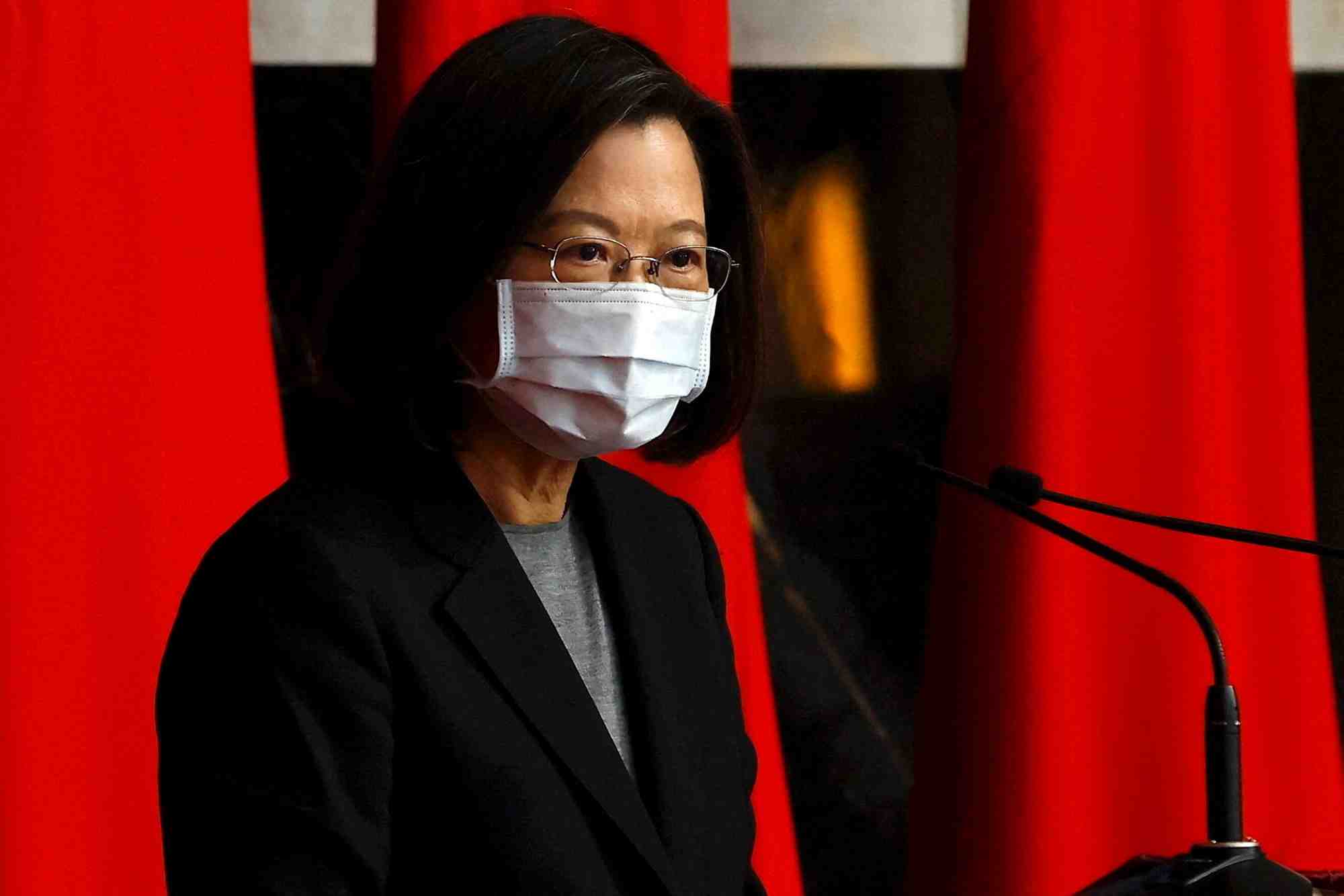 La presidente taiwanaise tsai ing-wen lors d'une ceremonie de promotion de grade de militaires a taipei