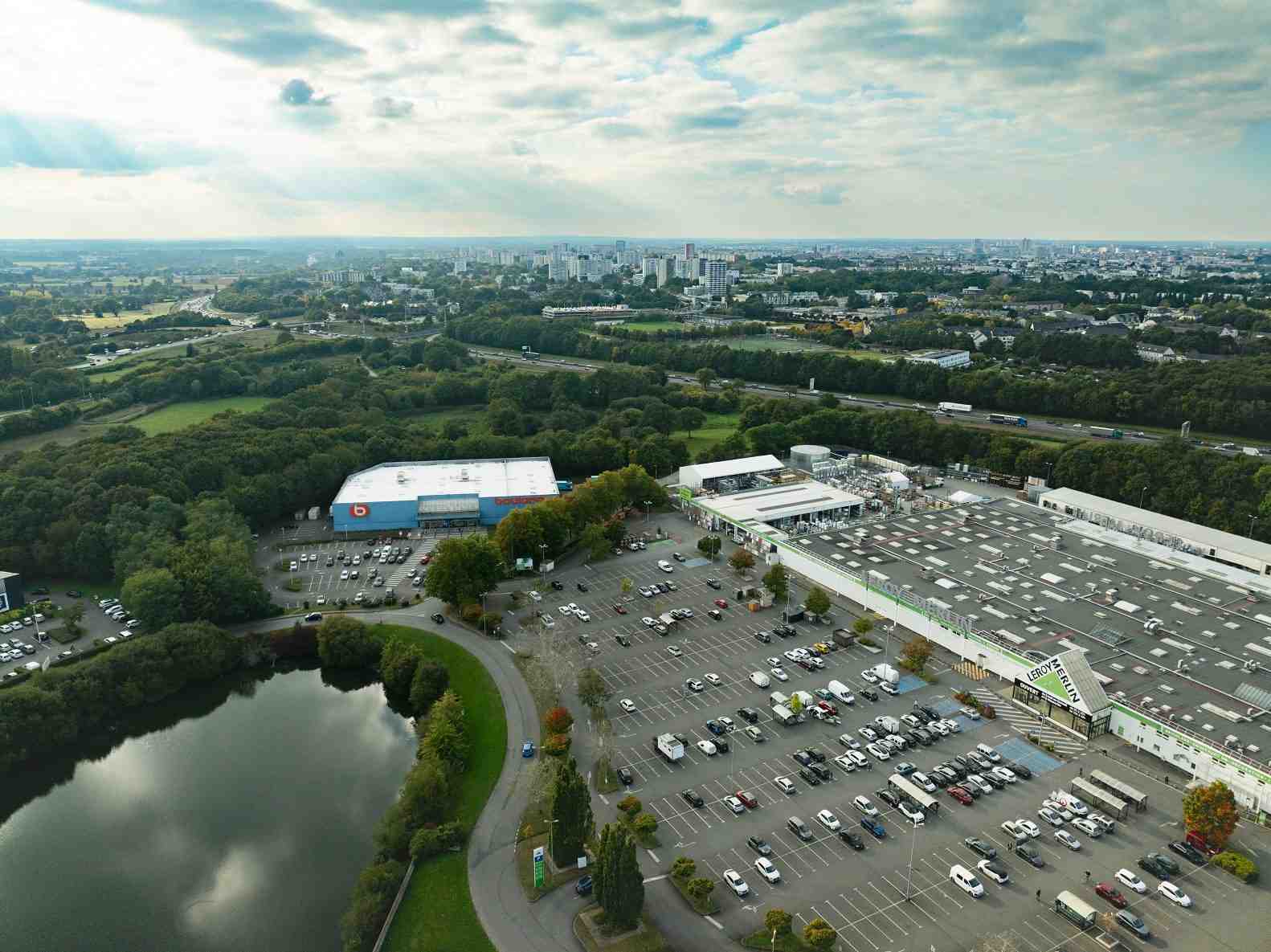 Le potentiel des entrées de ville est important : Icade en répertorie 1.500 en France, susceptibles de se prêter à ces opérations, représentant une capacité de requalification de 70 millions de m² et de 50 millions de m2 de « renaturation ».