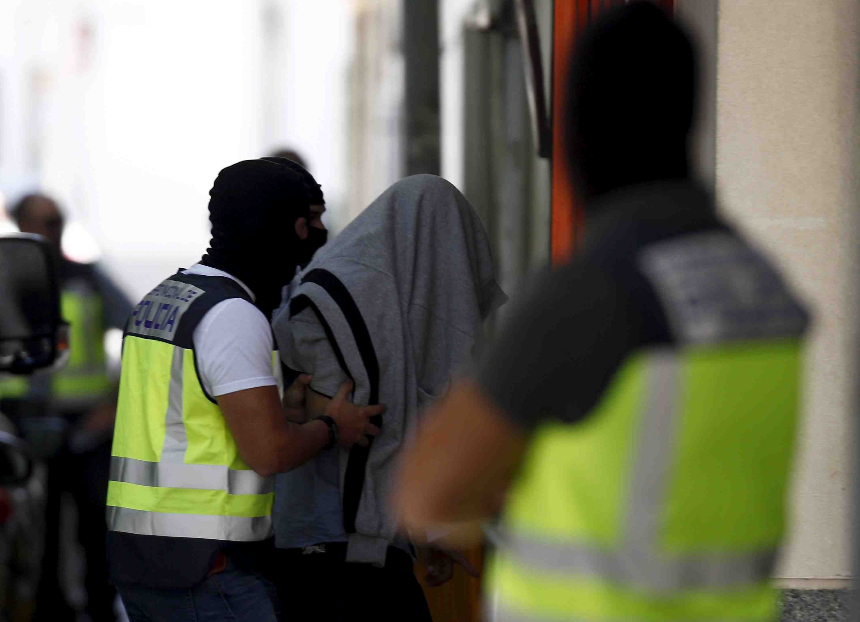 14 recruteurs presumes de l'ei arretes en espagne et au maroc