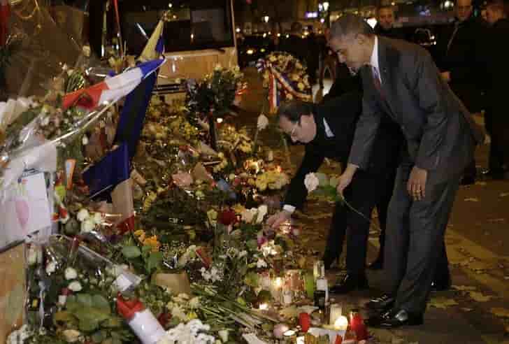 Barack obama et francois hollande se recueillent au bataclan