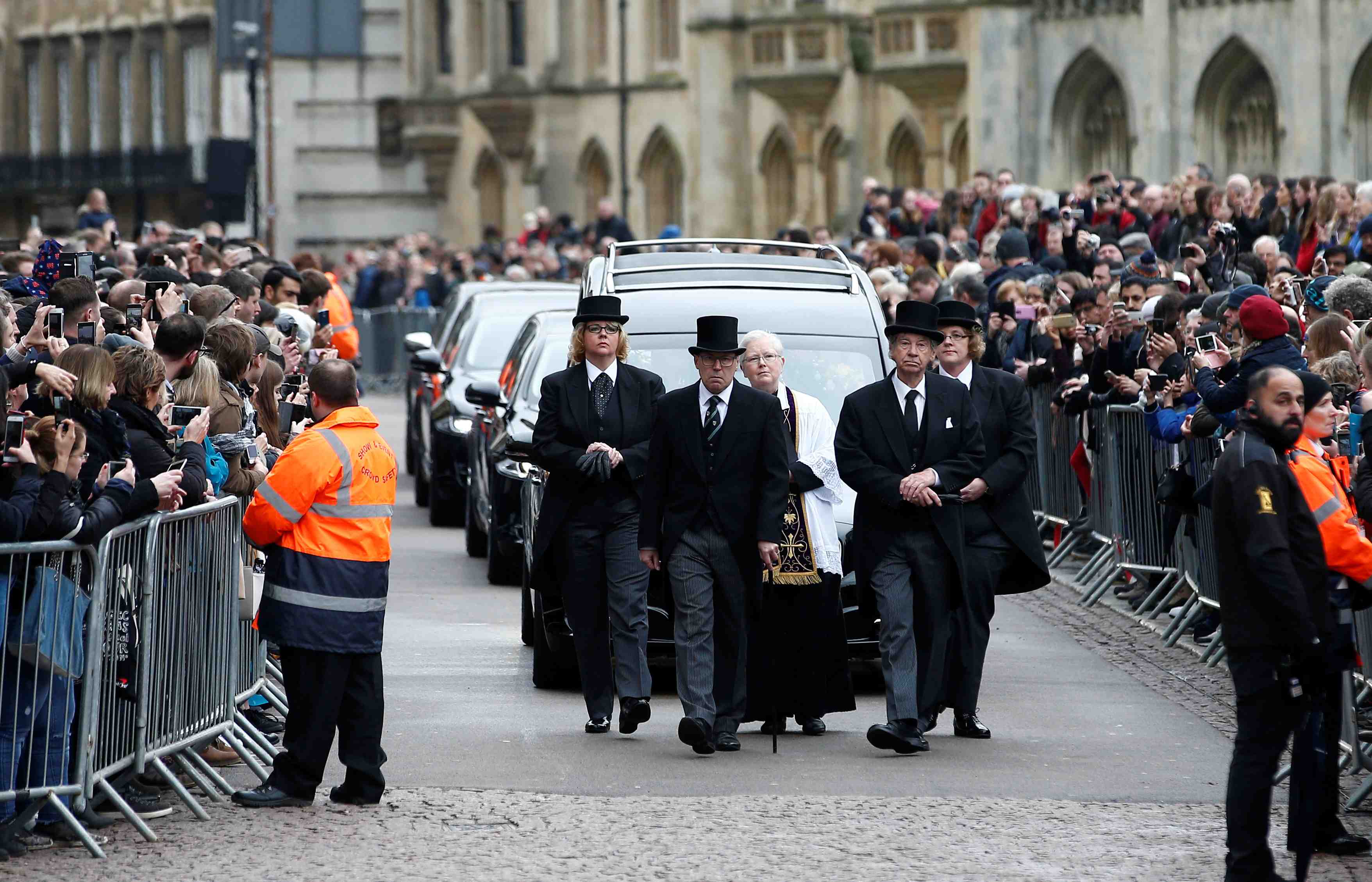 Cambridge rend un dernier hommage a stephen hawking