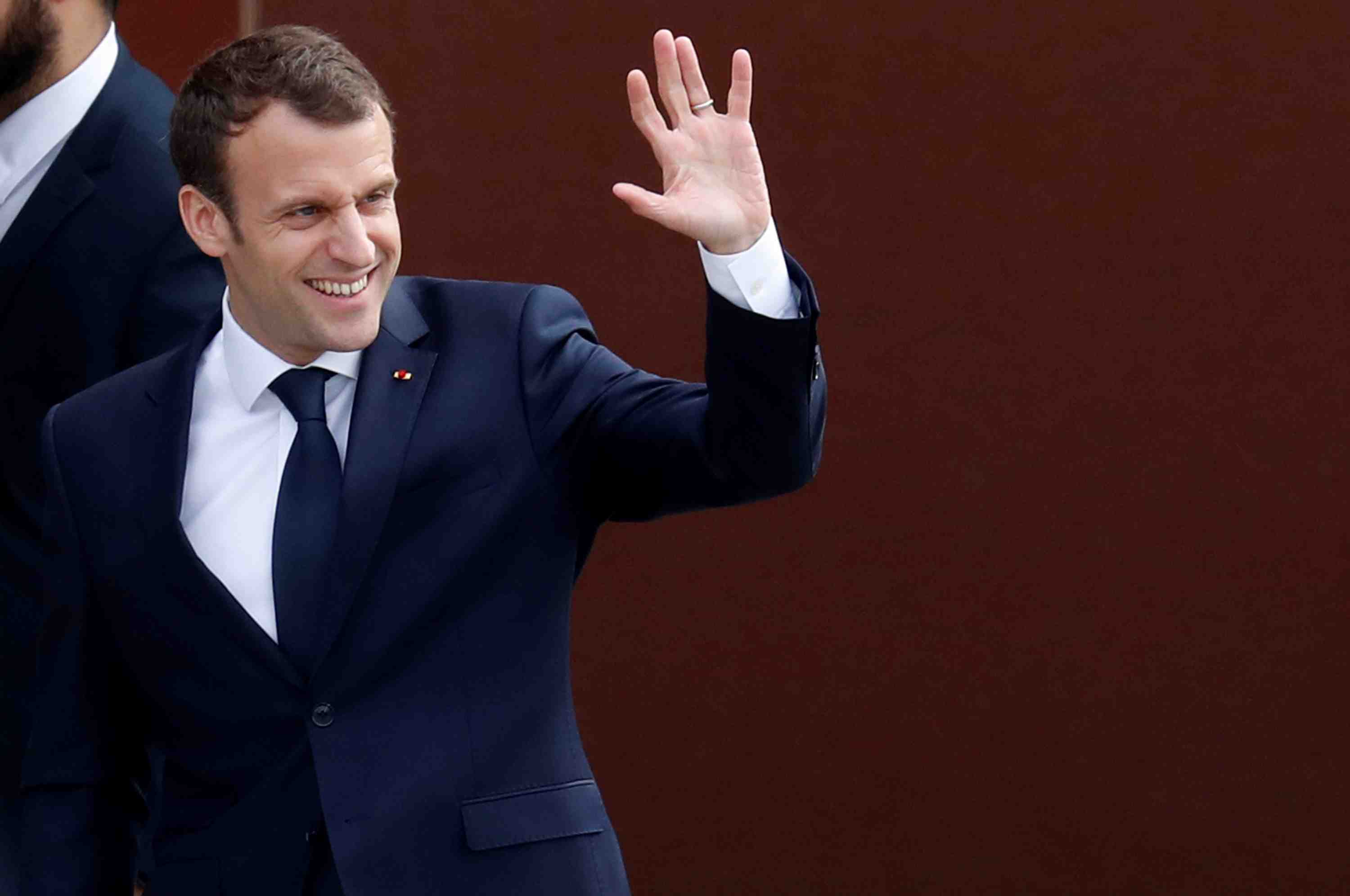 Macron defend son action pour redresser "la maison" france
