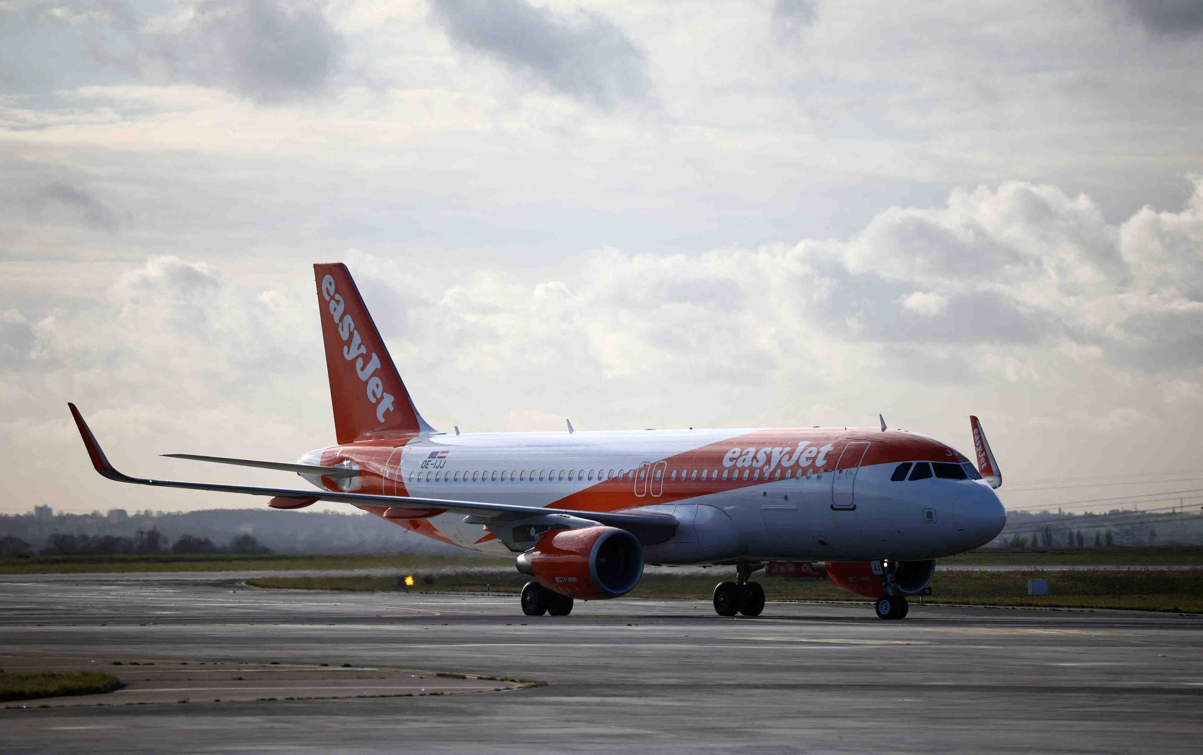 Easyjet anticipe un impact a court terme lie a omicron avant une reprise estivale