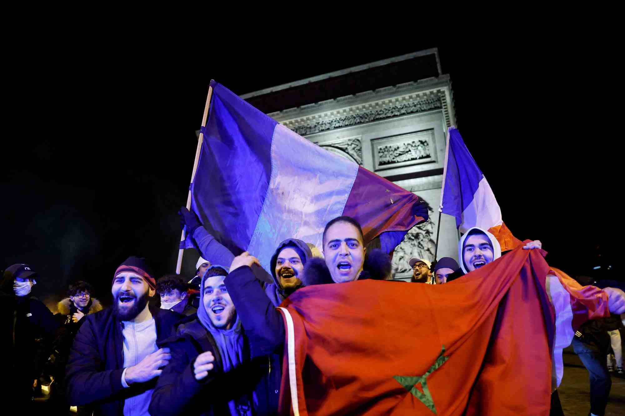 Coupe du monde de la fifa, qatar 2022 - les fans se rassemblent a paris pour le maroc contre le portugal