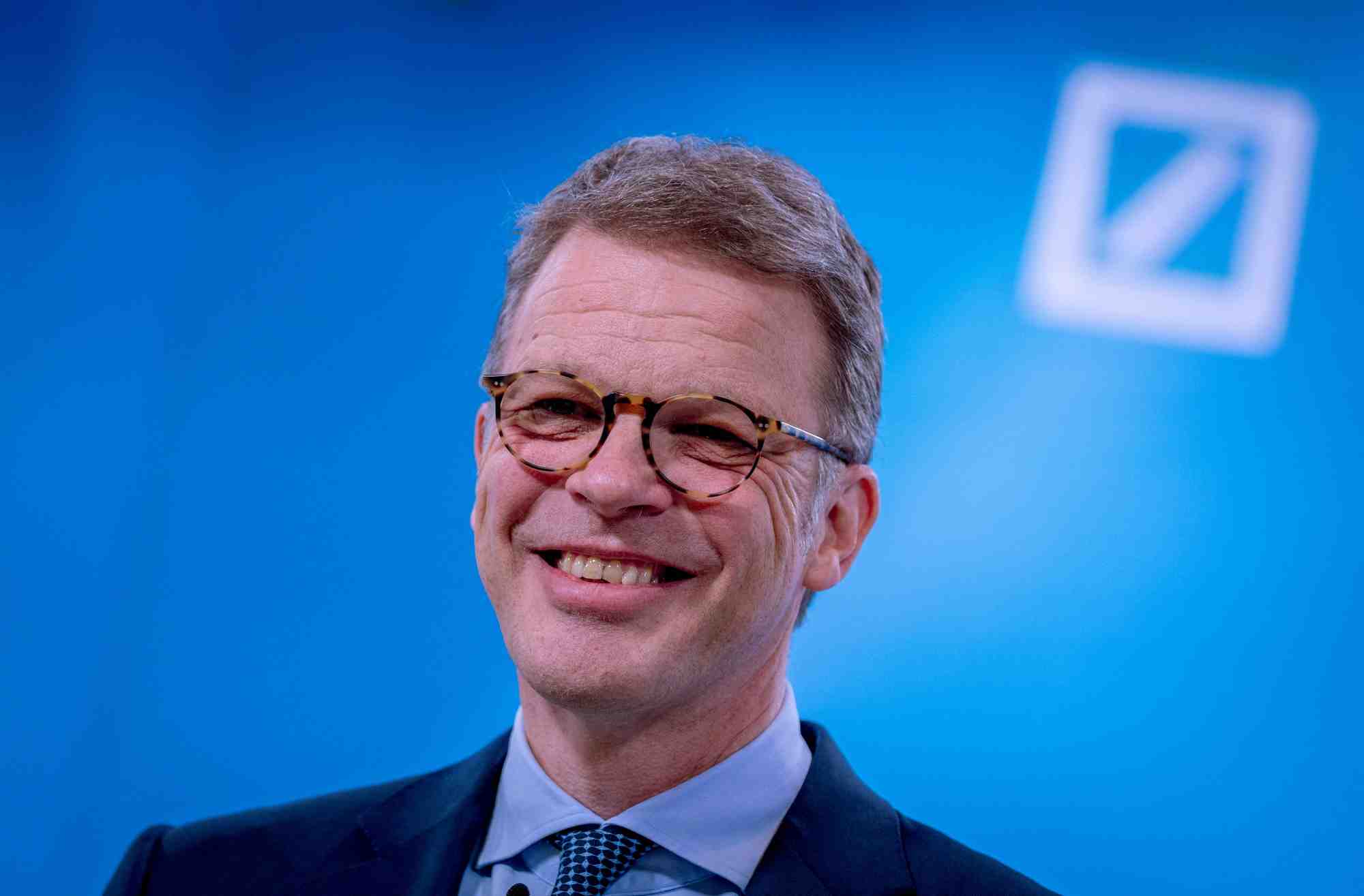 Le president du directoire de deutsche bank christian sewing