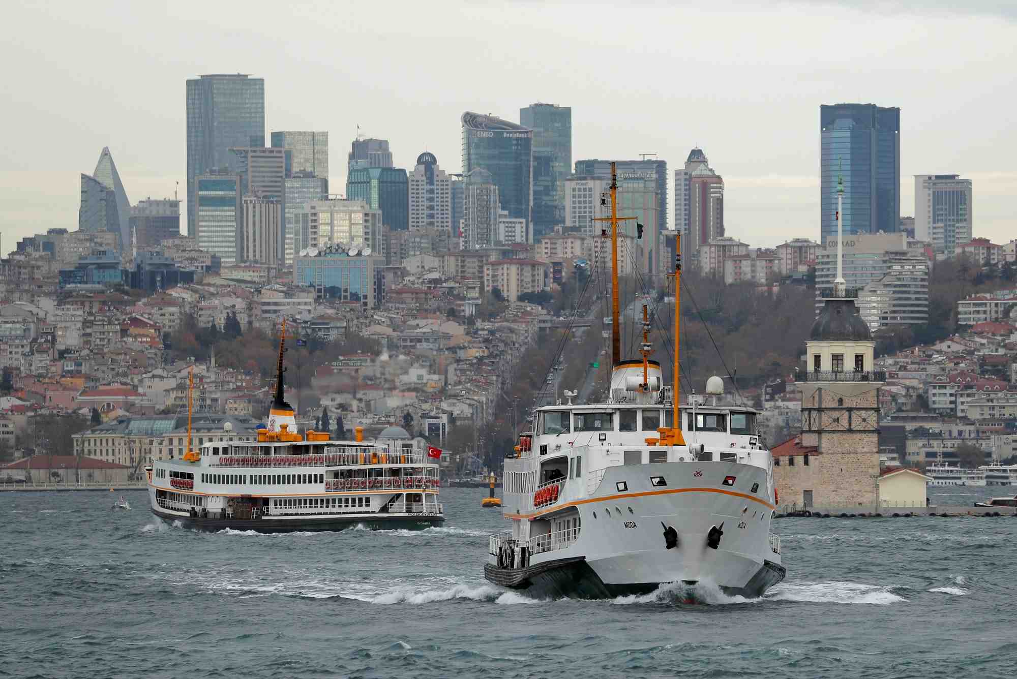 Des ferries traversent le bosphore a istanbul, en turquie