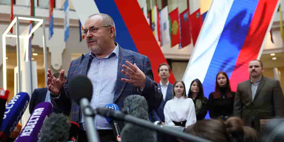 Boris Nadejdine, investi par le parti Initiative civile, face à des journalistes le 31 janvier à Moscou.