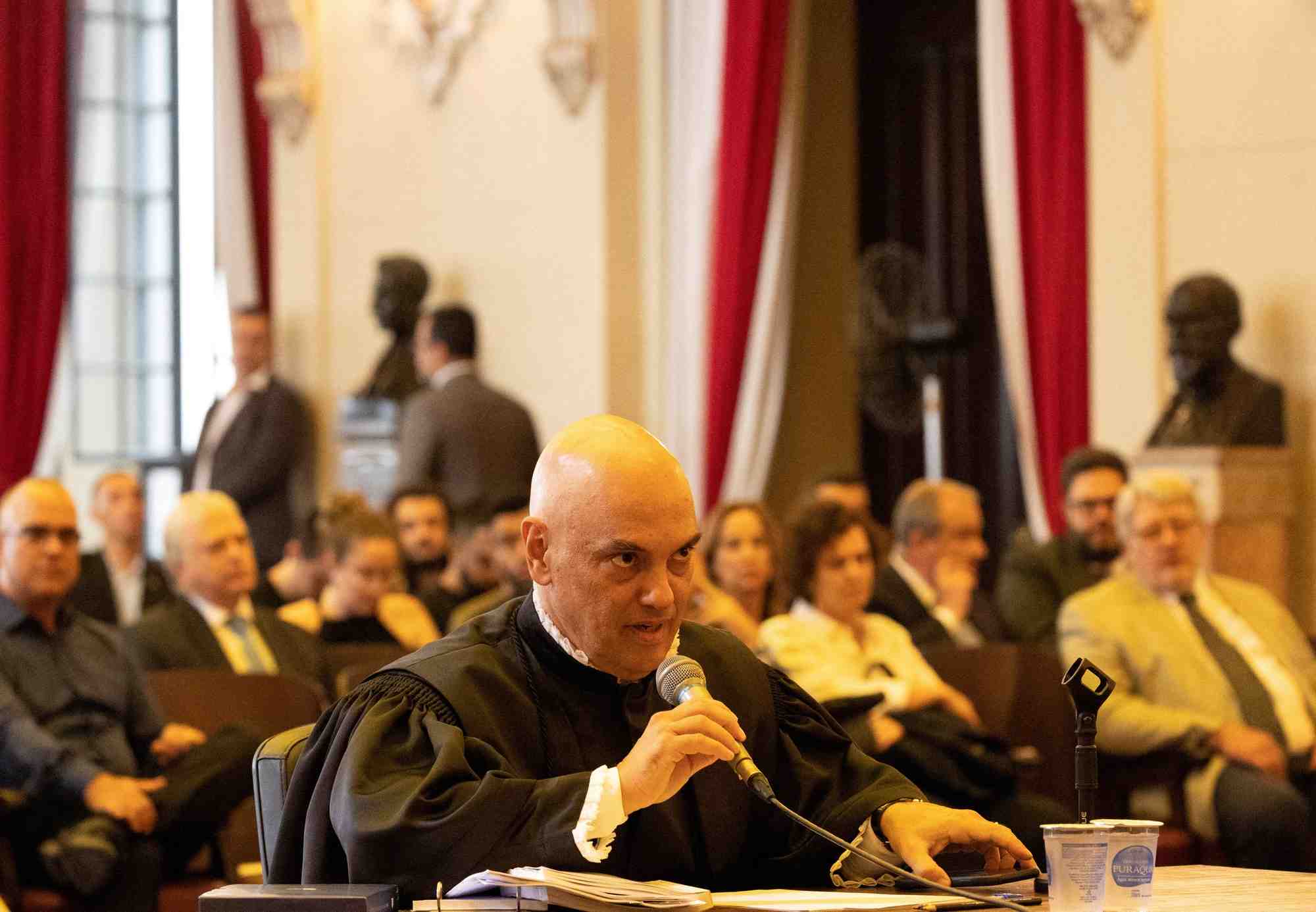 Alexandre de moraes, juge de la cour supreme du bresil, assiste a un evenement academique a la faculte de droit de l'universite de sao paulo