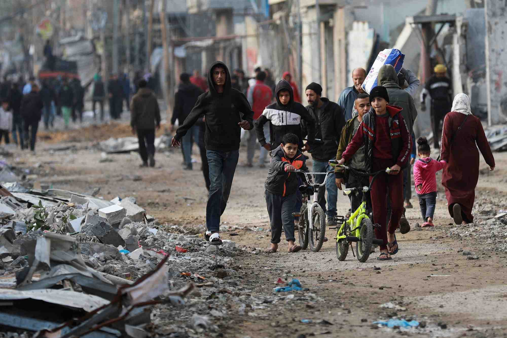 Scenes de destruction apres le retrait des forces israeliennes d'une partie de nousseirat