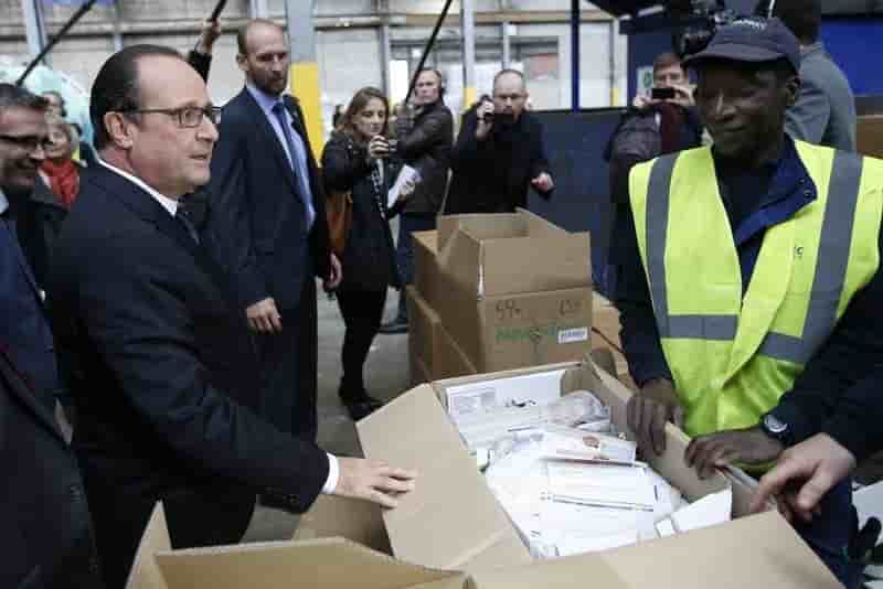 En visite a la courneuve, francois hollande annonce la creation d'une agence pour les banlieues