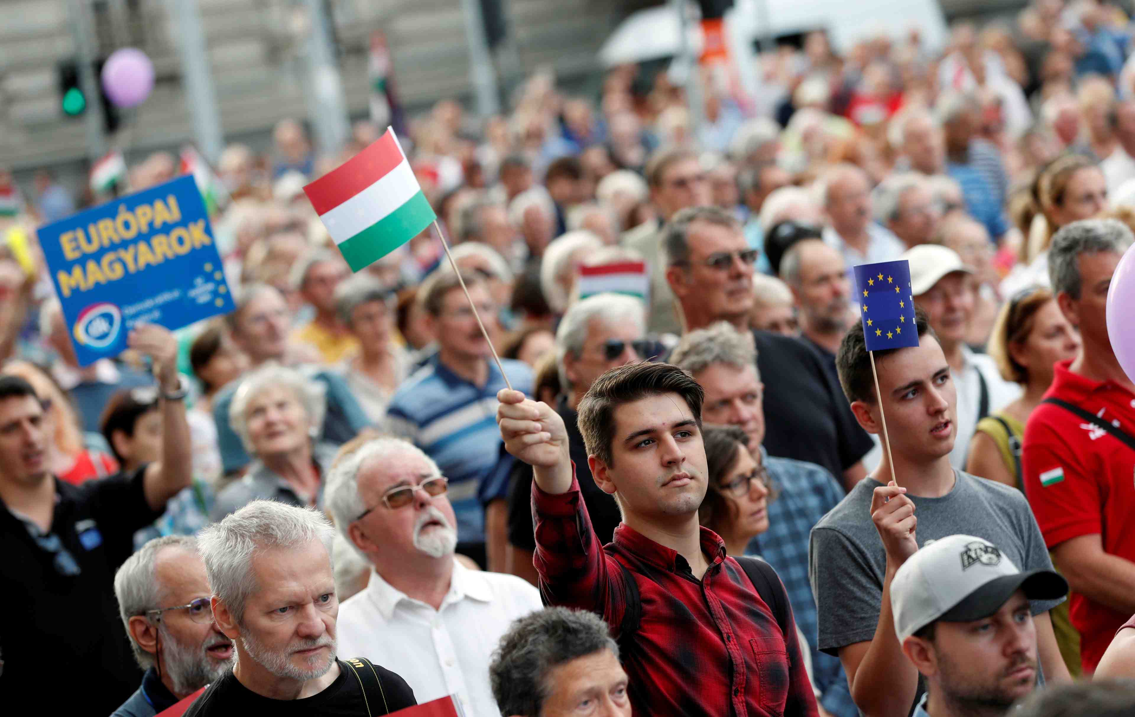 Un millier de hongrois defilent contre orban a budapest
