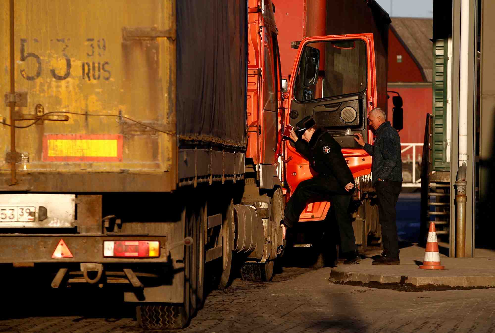 Ue: les pays baltes vont restreindre l'entree des russes