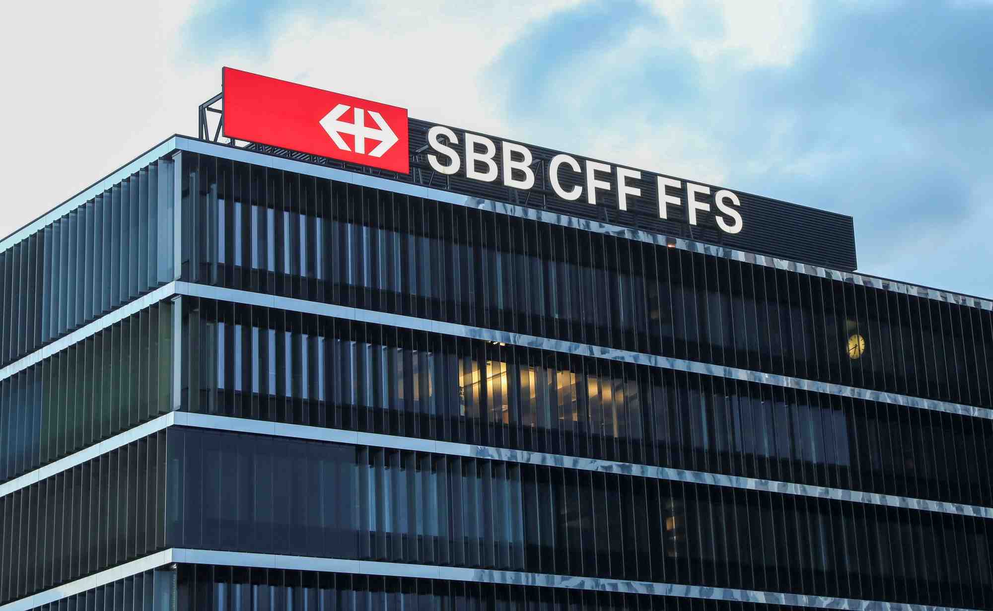 Le logo de l'operateur ferroviaire suisse cff sur le siege de l'entreprise