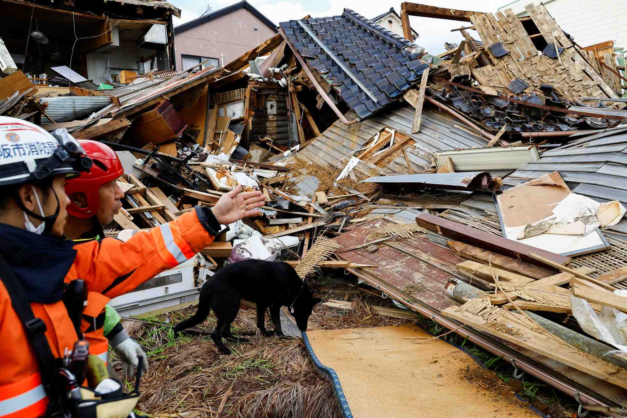 Recherches en cours a la suite d'un tremblement de terre, a wajima