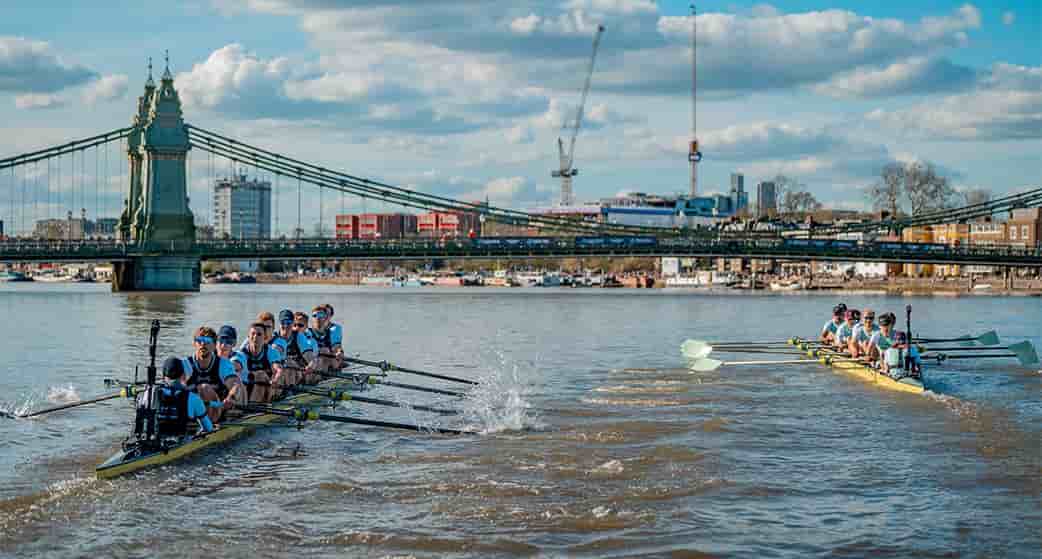La « Boat Race » se dispute tous les printemps entre les université de Cambridge et d'Oxford.