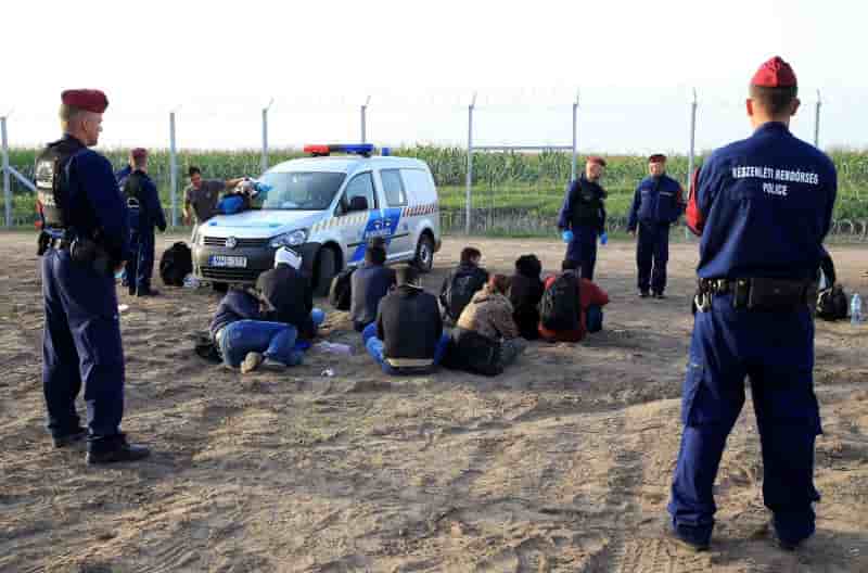 La police hongroise arrete des migrants a la frontiere avec la serbie