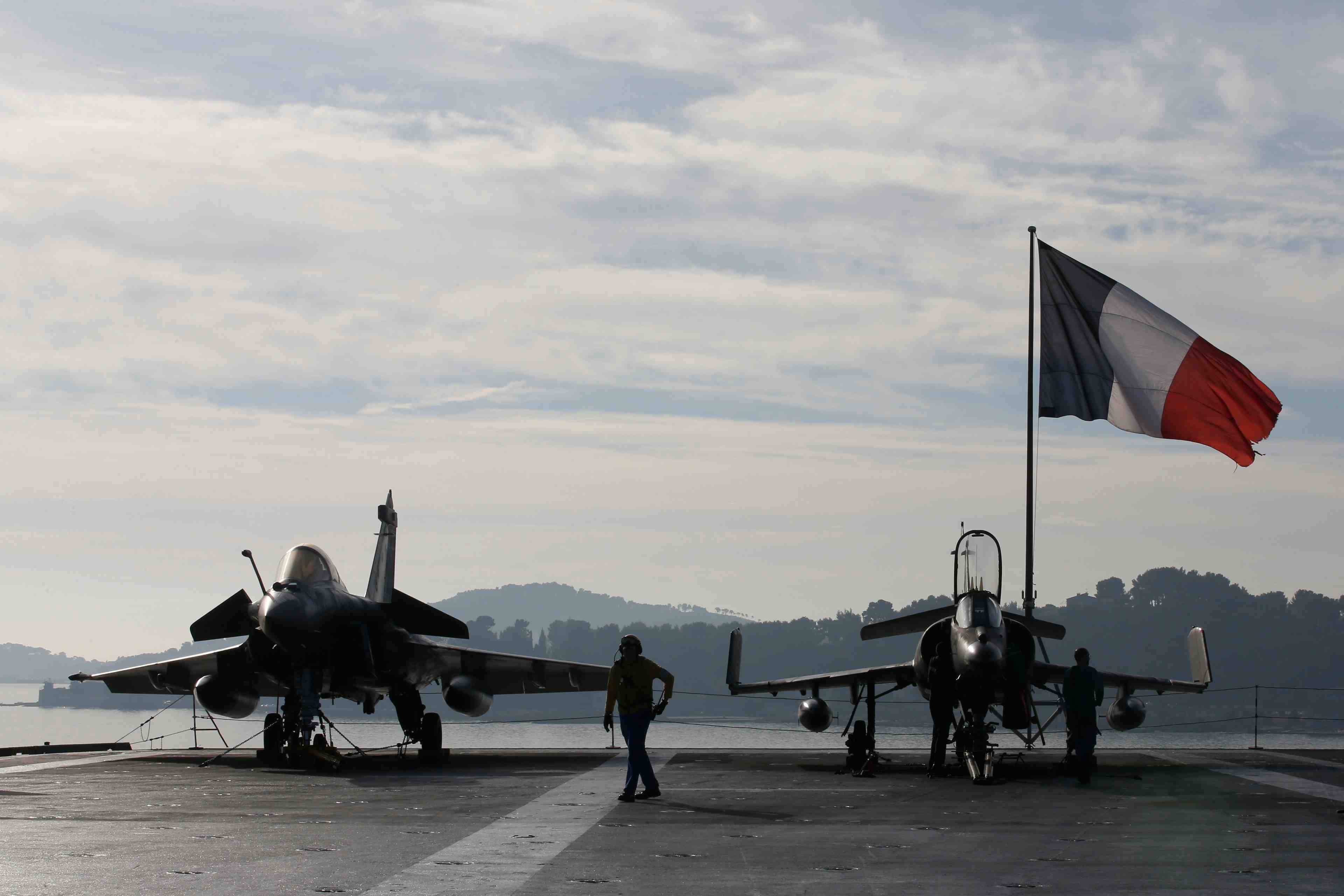 La france pourrait etendre son offensive contre l'etat islamique en libye