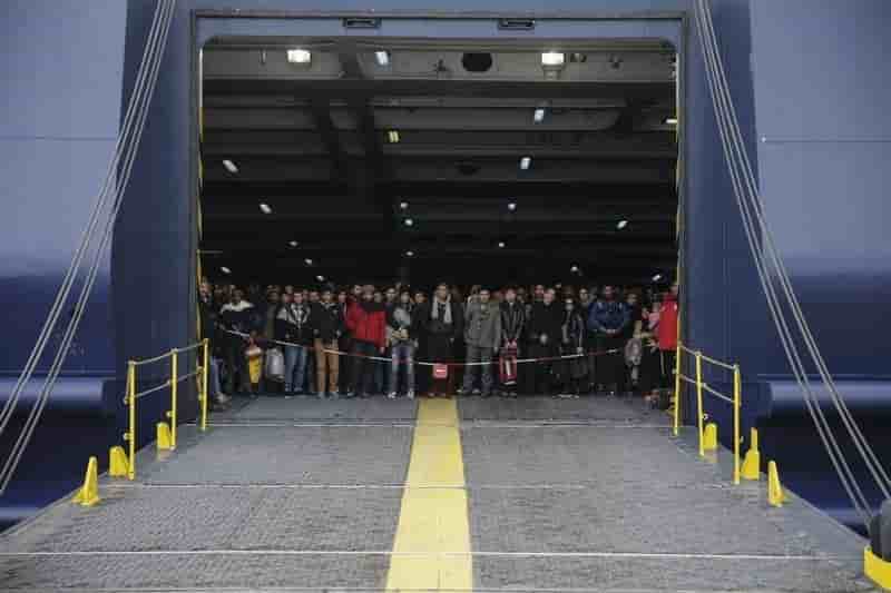 Bruxelles demande a la grece de mieux controler ses frontieres