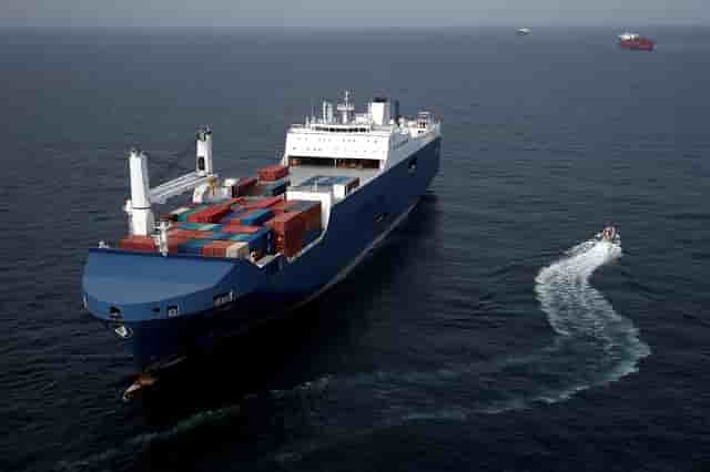 bateau porte conteneur