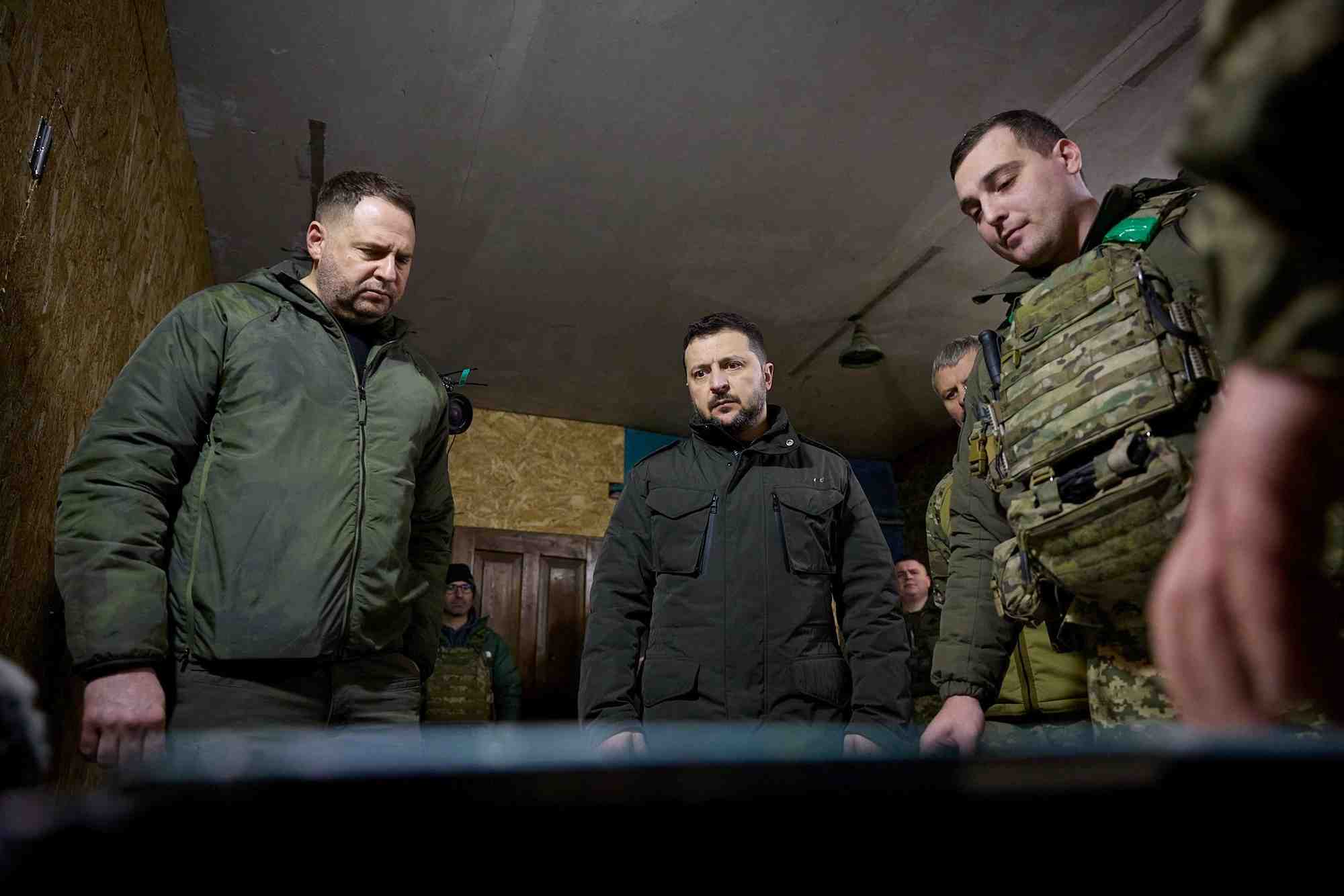 Le president ukrainien volodimir zelensky visite une position pres de koupiansk