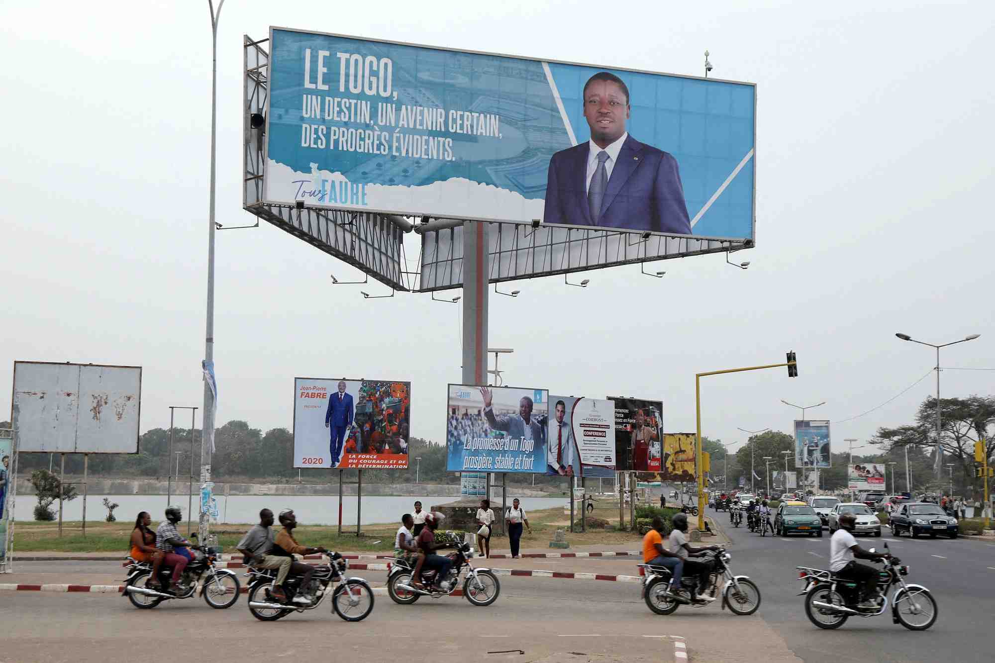 Un panneau d'affichage du president togolais faure gnassingbe dans une rue de lome