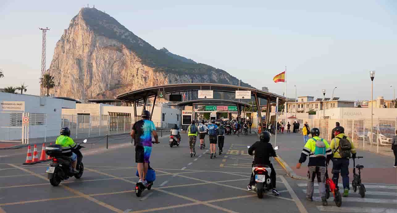 Le gouvernement espagnol estiment que 15. 000 transfrontaliers, dont 10. 000 Espagnols, se rendent chaque jour à Gibraltar pour y travailler.
