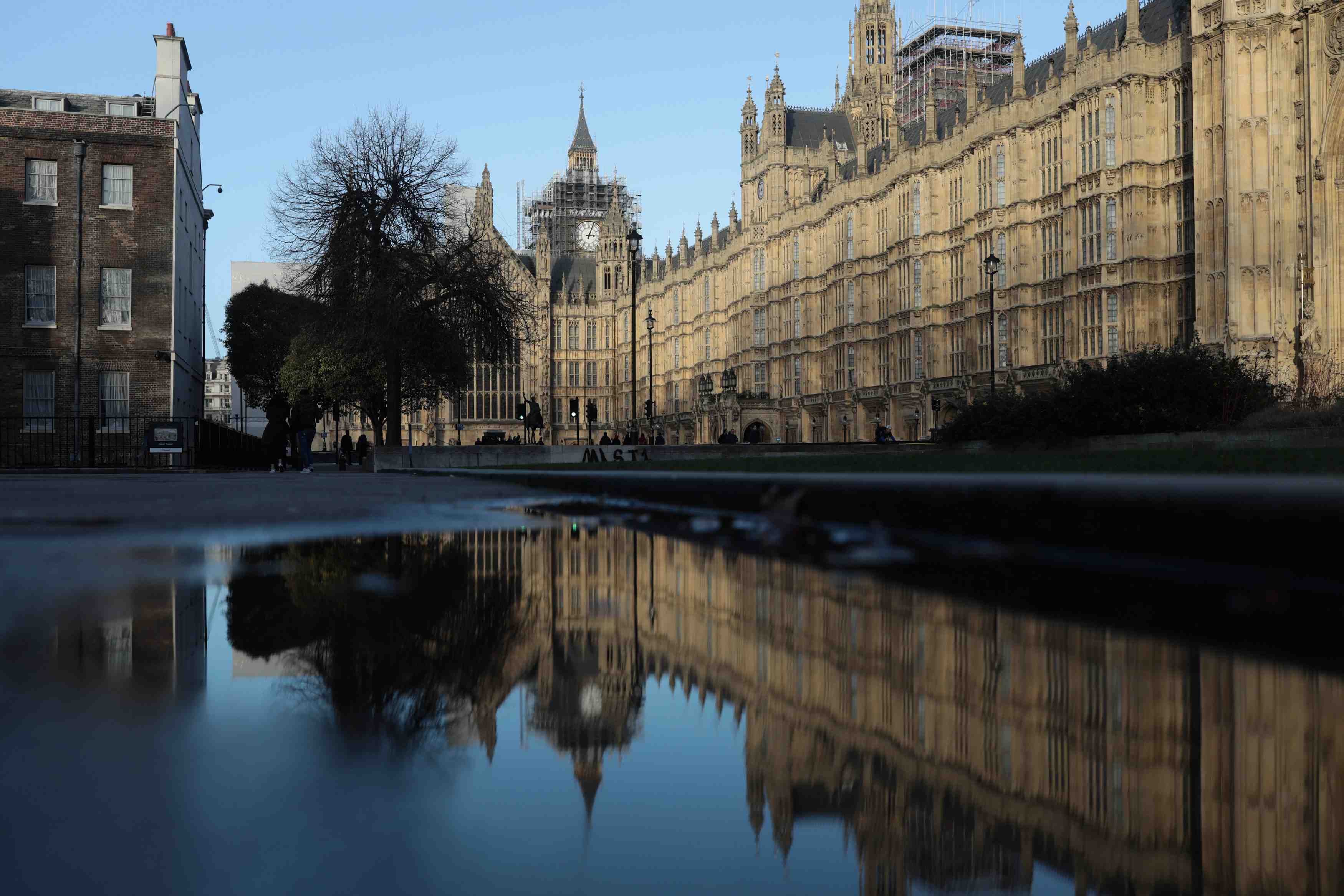 Le gouvernement may sous le feu des critiques sur carillion