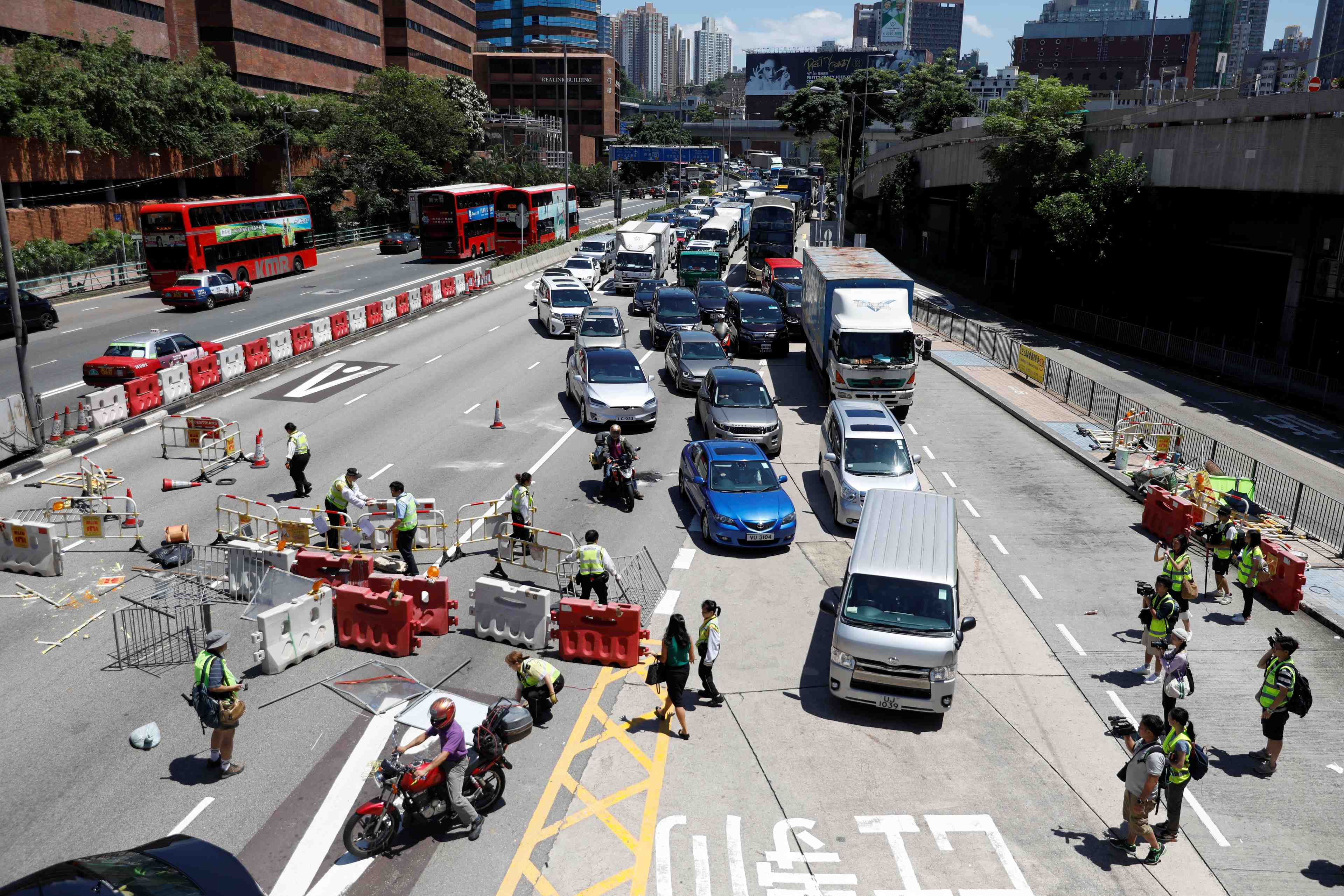 A hong kong, les manifestants veulent bloquer la ville avec une greve generale