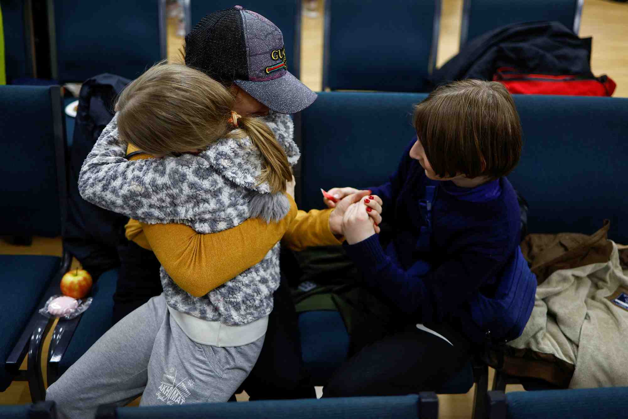 Retrouvaille d'une mere avec sa fille et son fils, a kyiv