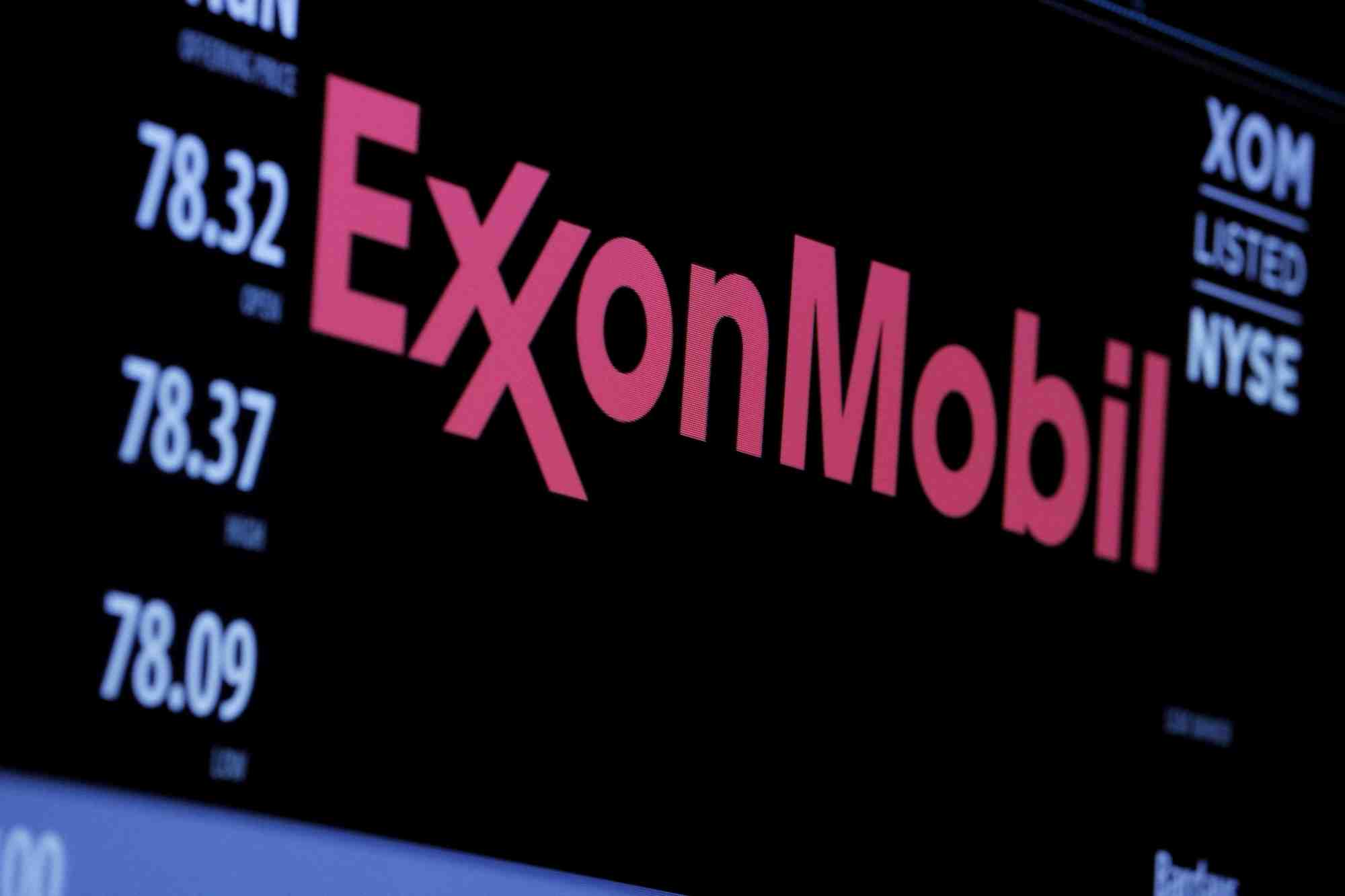 Le logo d'exxon mobil sur un ecran de la bourse de new york
